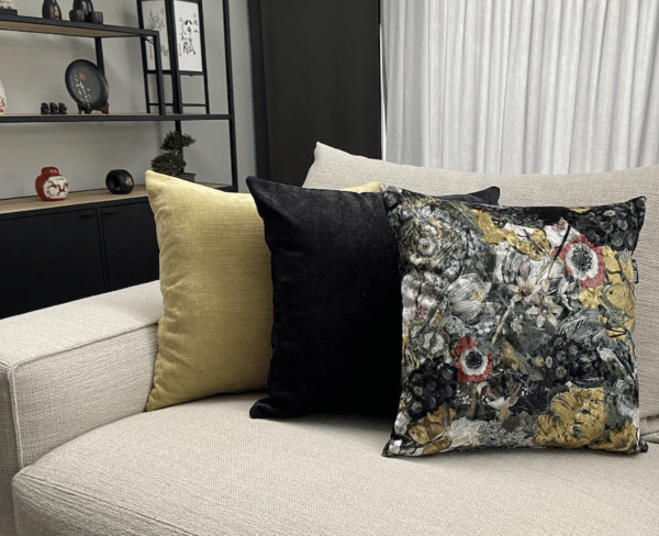 bloemen geel zwart velvet fluweel zippi design luxe groot kussen