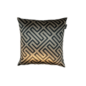 een goud velvet sierkussen met zwart geometrisch motief