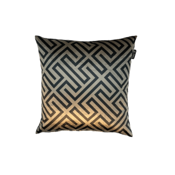 een goud velvet sierkussen met zwart geometrisch motief