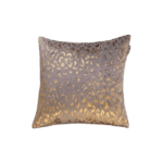 een taupe kleurig velvet sierkussen met luxe gouden vegen en aan de achterkant een mooie interieurstof