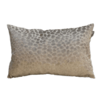 pebbles sierkussen met 3D motief nopjes van beige stof en de achterkant fluweel